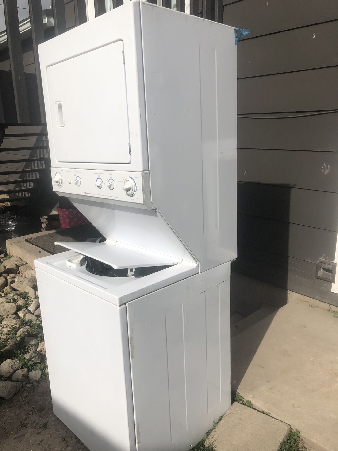 Electric stove washer dryer. It’s pending for pick up