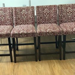  4 chairs with covers/ 4 sillas con forro	