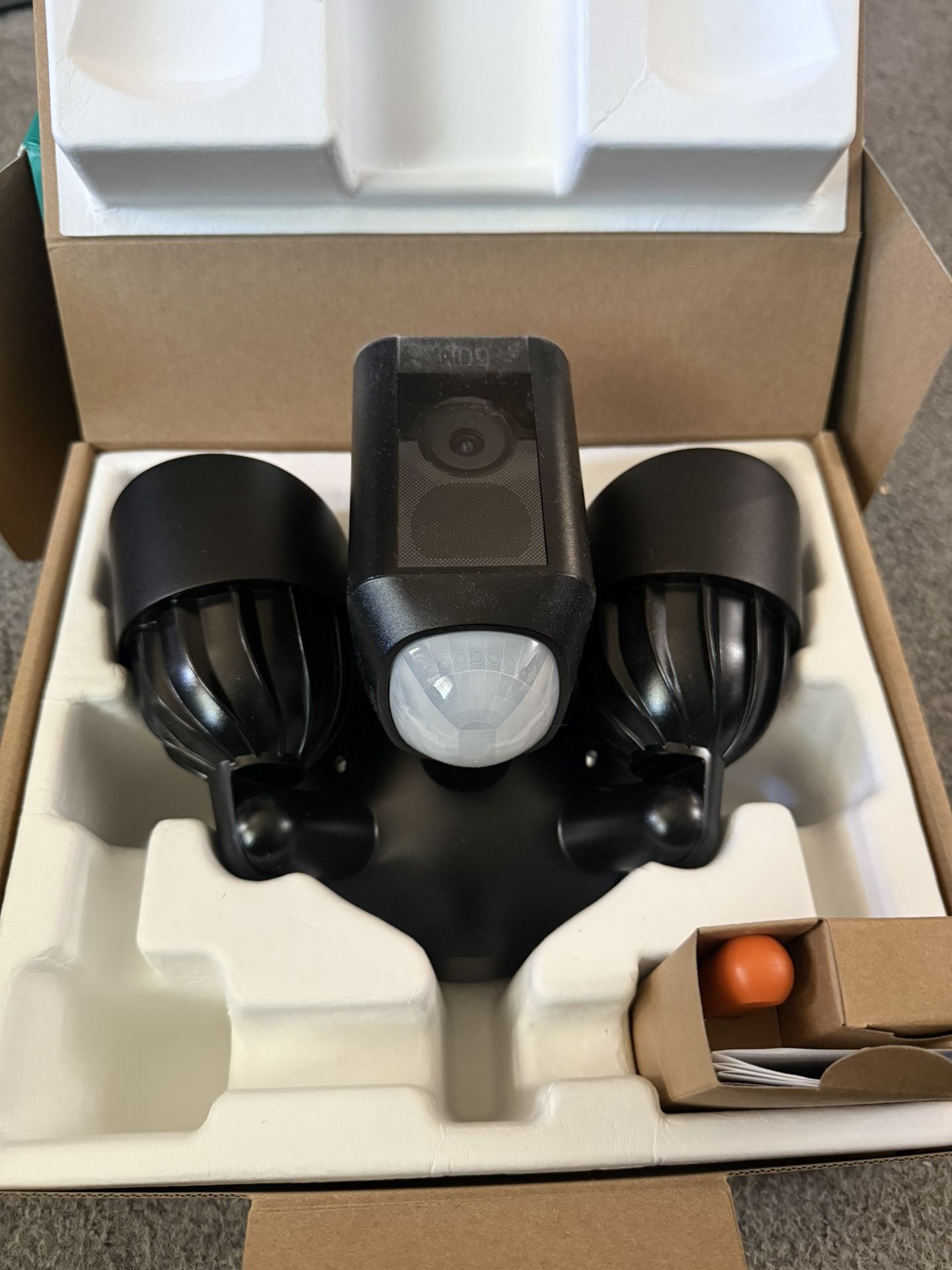 Ring Floodlight Cam Wired Plus con video HD de 1080p activado por movimiento