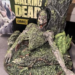 The Walking Dead Season 4 Limited Edition Blu-ray Collector Set w/ Zombie Statue Case AMC