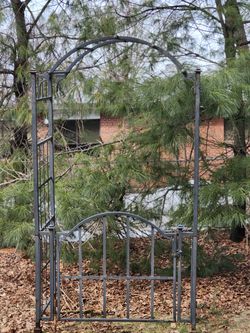 Metal arbor 90" High  can be used for plant 🪴 or wedding decorations