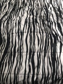 Adorable Reversible Comforter - Twin... Zebra one side, pink on the other.... Clean, Used for one month… We ended up changing the theme of our girls