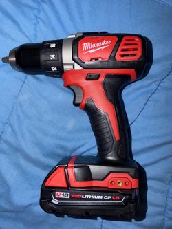 MILWAUKEE DRILL AND BATTERY M18