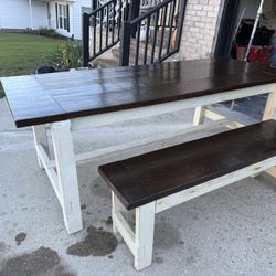 Dining Room Table/seats 8