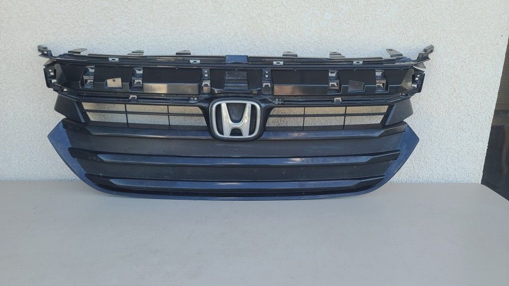 2019 - 2021 HONDA HRV HR-V GRILLE GRILL GENUINE USED OEM. ALM