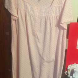 NEW WITH TAGS Women’s nightgown