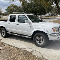 2000 Nissan Frontier V6 4 X 4 Four-Door