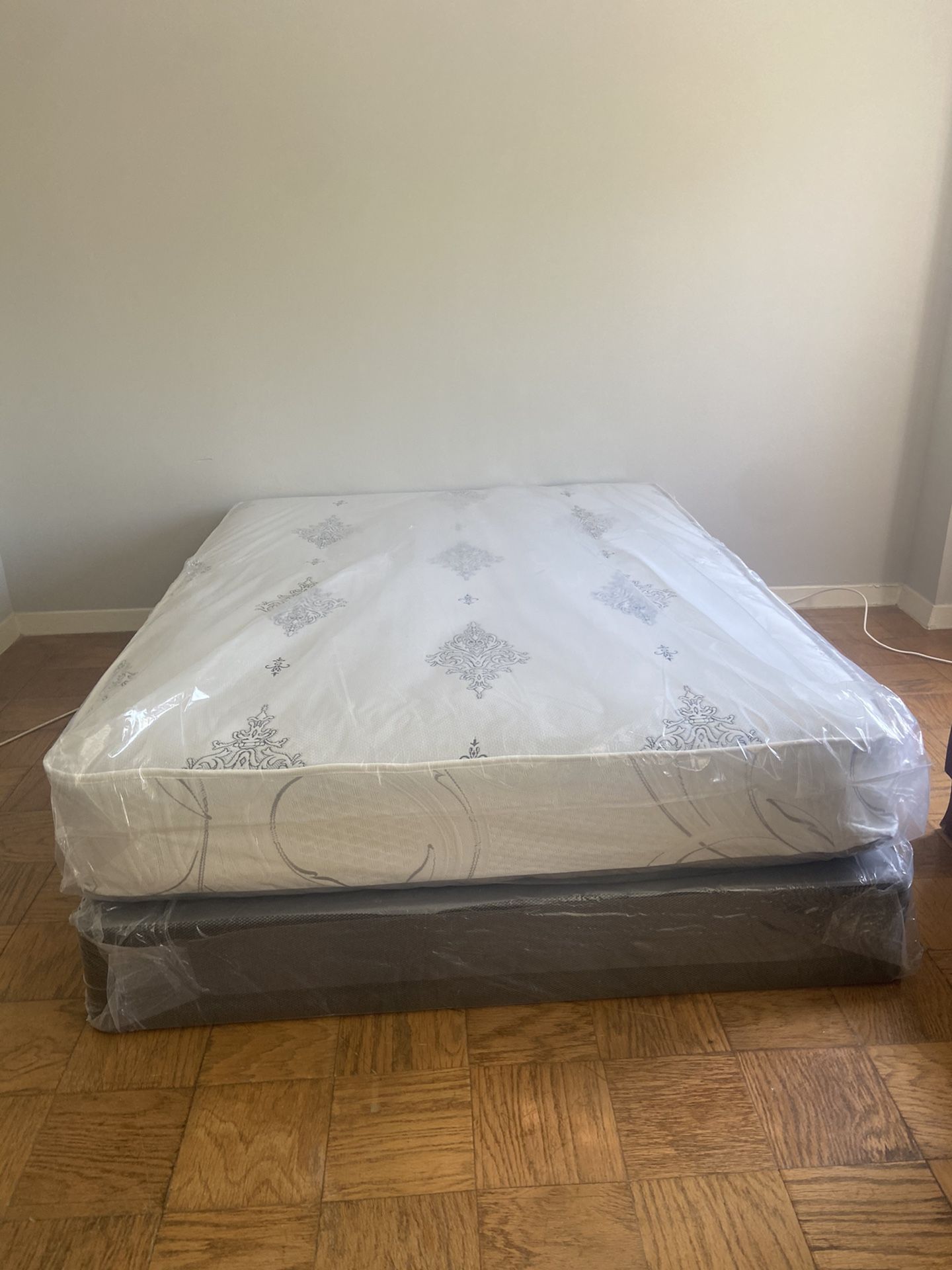 Queen Mattress Come With Free Box Spring  - Free Delivery 🚚 To Reasonable Distance 