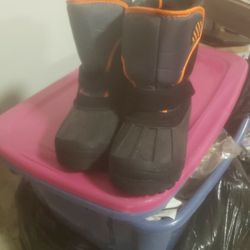 BOYS SNOW BOOTS SIZE 6