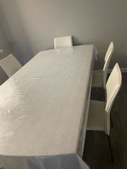 Mesa de buen material de 6 sillas