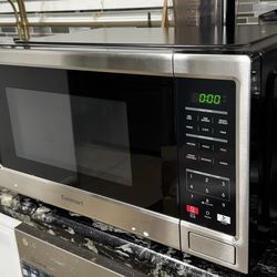Cuisinart 1.1 cu ft Microwave Oven: Countertop, 1000W, 11 Power Levels, Digital Display, Child Lock, Black