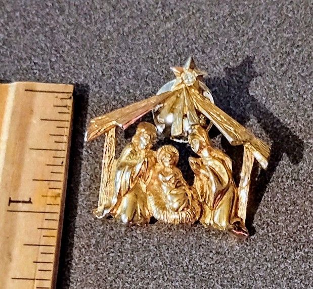 Christmas Religious Nativity Scene Gemstone Star Gold Tone Vintage Lapel Pin