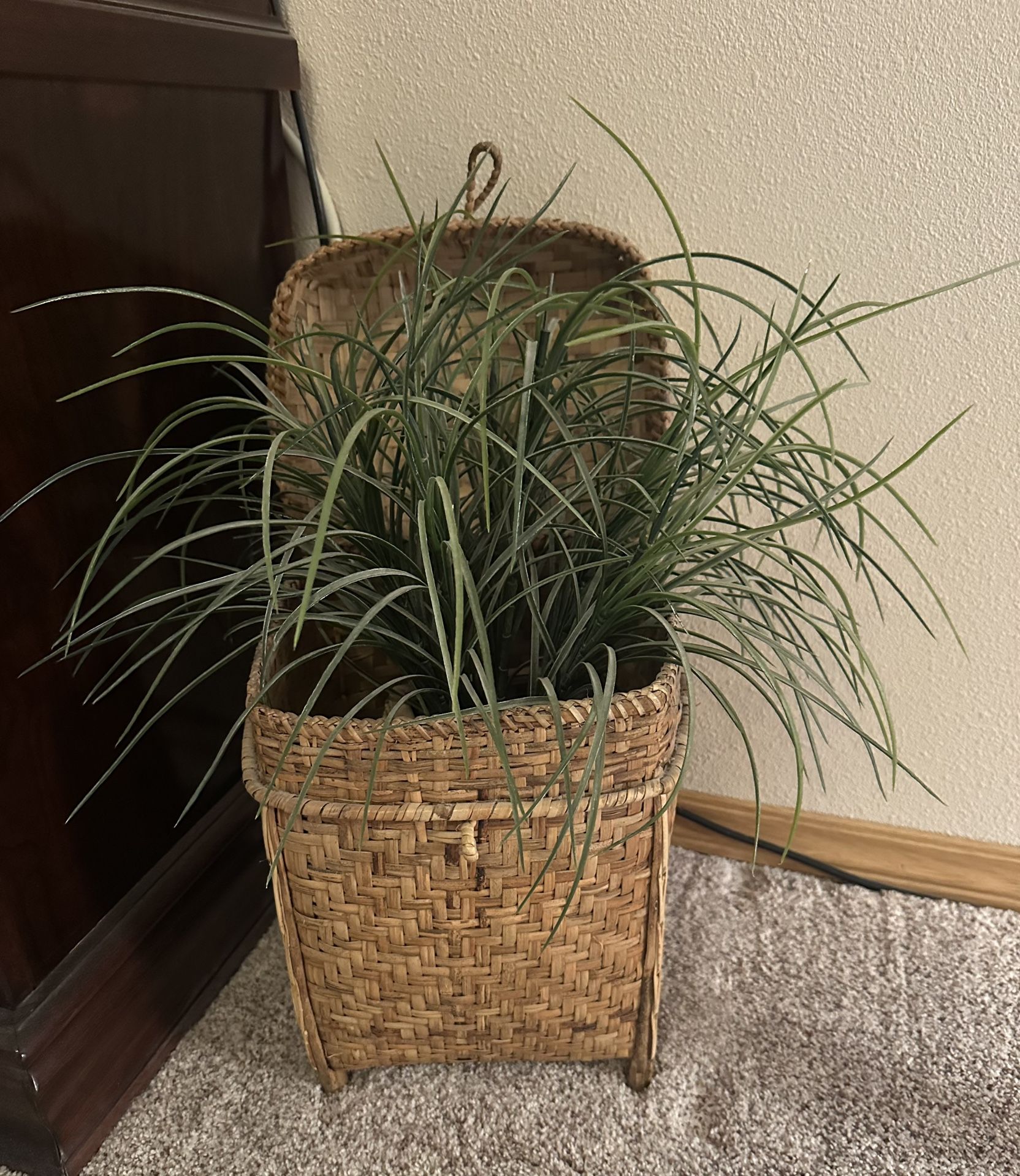 🌱Vintage wicker basket with artificial plant. Lid can be opened or closed. Basket with the lid open measures: 9”Lx 13”Hx8W Smoke and pet free home.