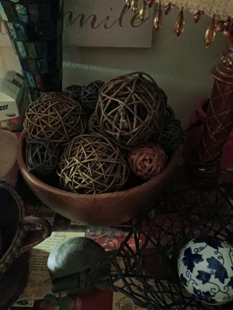 Beautiful Solid Wood Bowl W.wood Balls Decor Paid 75 Just Bowl Sell 16 Firm Look My Post Alot Items