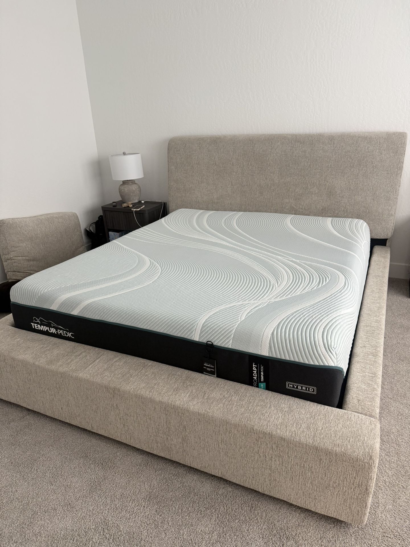 Like new Tempur-Pedic Pro-Adapt Hybrid Medium California King Mattress