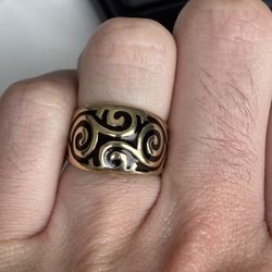 Black enamel and 14k gold ring Apprx. Size 6