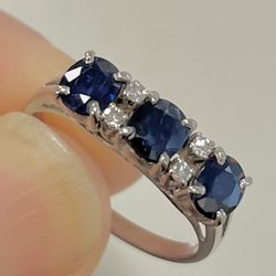 Beautiful 3 stone sapphire and diamond Ring 14k white gold! 