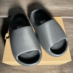Yeezy Slide Onyx - Size 4 Men’s Brand New