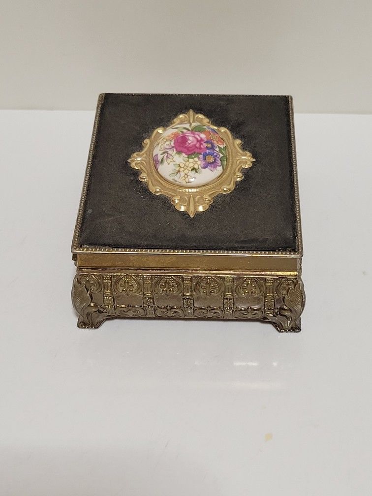 antique trinket jewelry Boxe. beautiful condition (See all pictures)