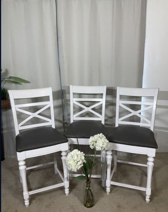3 White High Chairs / Stools / Sillas Altas