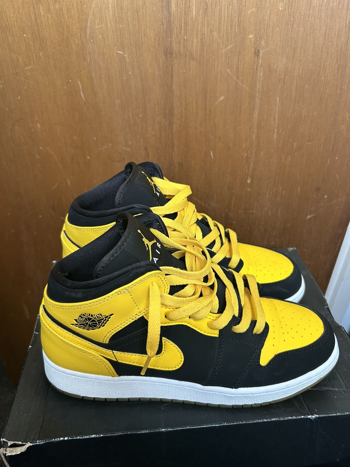 Jordan 1 Mid New Love
