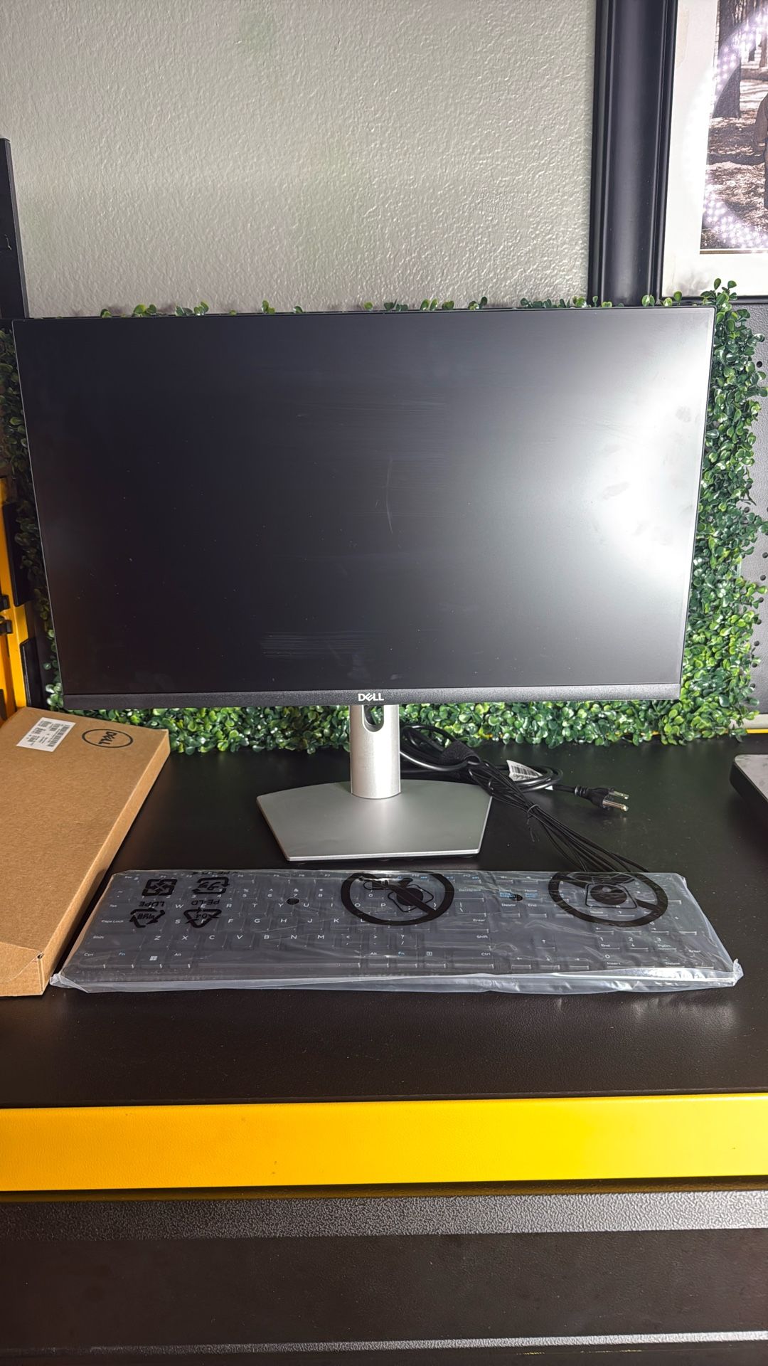 Dell Monitor S2421HS With Keyboard