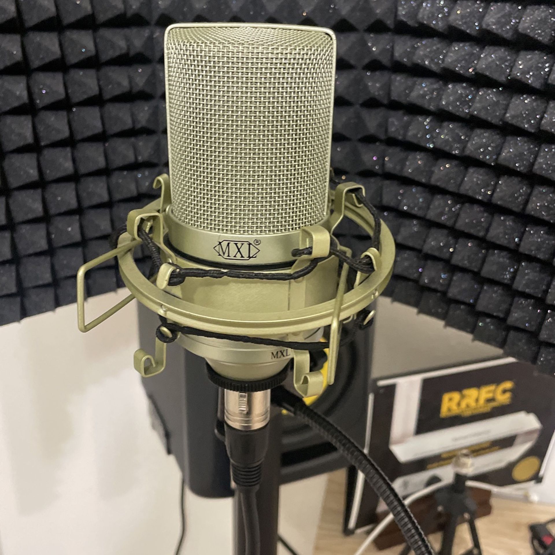MXL 990 Industries Most Ground Breaking Large-Diaphragm Condenser Microphone