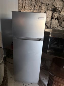 Frigidaire Gallery Top-Freezer Refrigerator