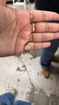 Single stone white band