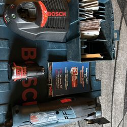 Bosch Multi tool 12v w/ 1 Battery Charger And Some Sand Paper And Box 