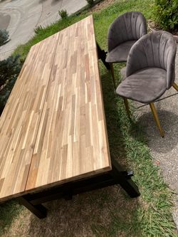Kitchen table with 2 chairs