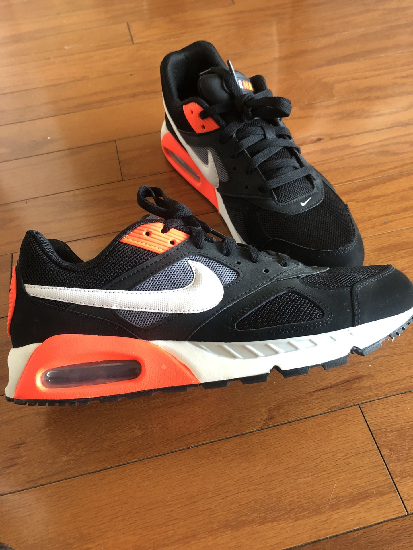 Nike Air Max sz 9.5 - IVO “Black Crimson”