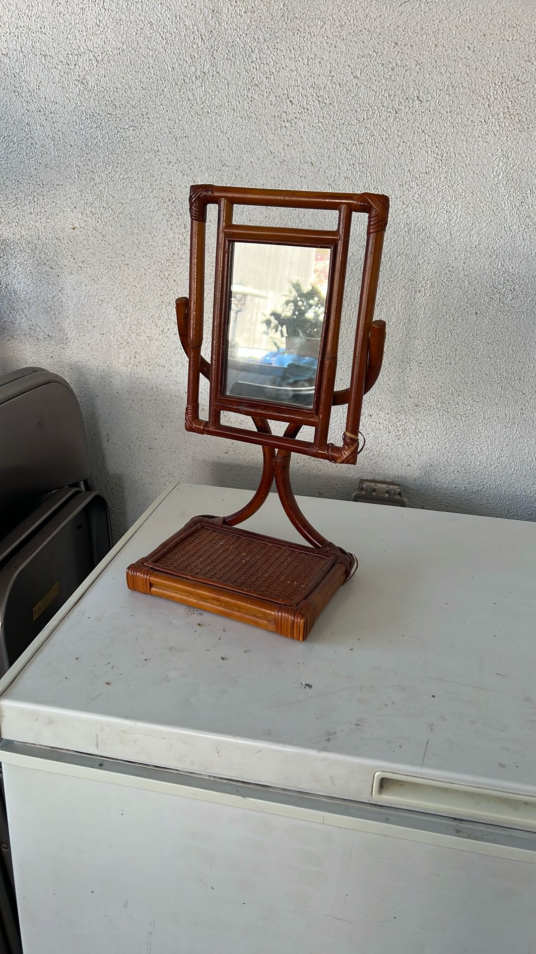 Wicker mirror for a table
