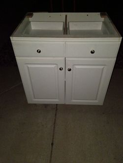 Complete Set of White Shaker Cabinets - 5 Bases & 2 Uppers