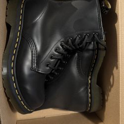 Dr Marten Black lace boot 6 wmns