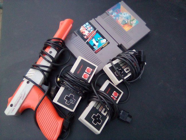 Nintendo Gun And Controllers And Duck Hunt 