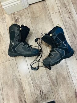 Snowboarding boots