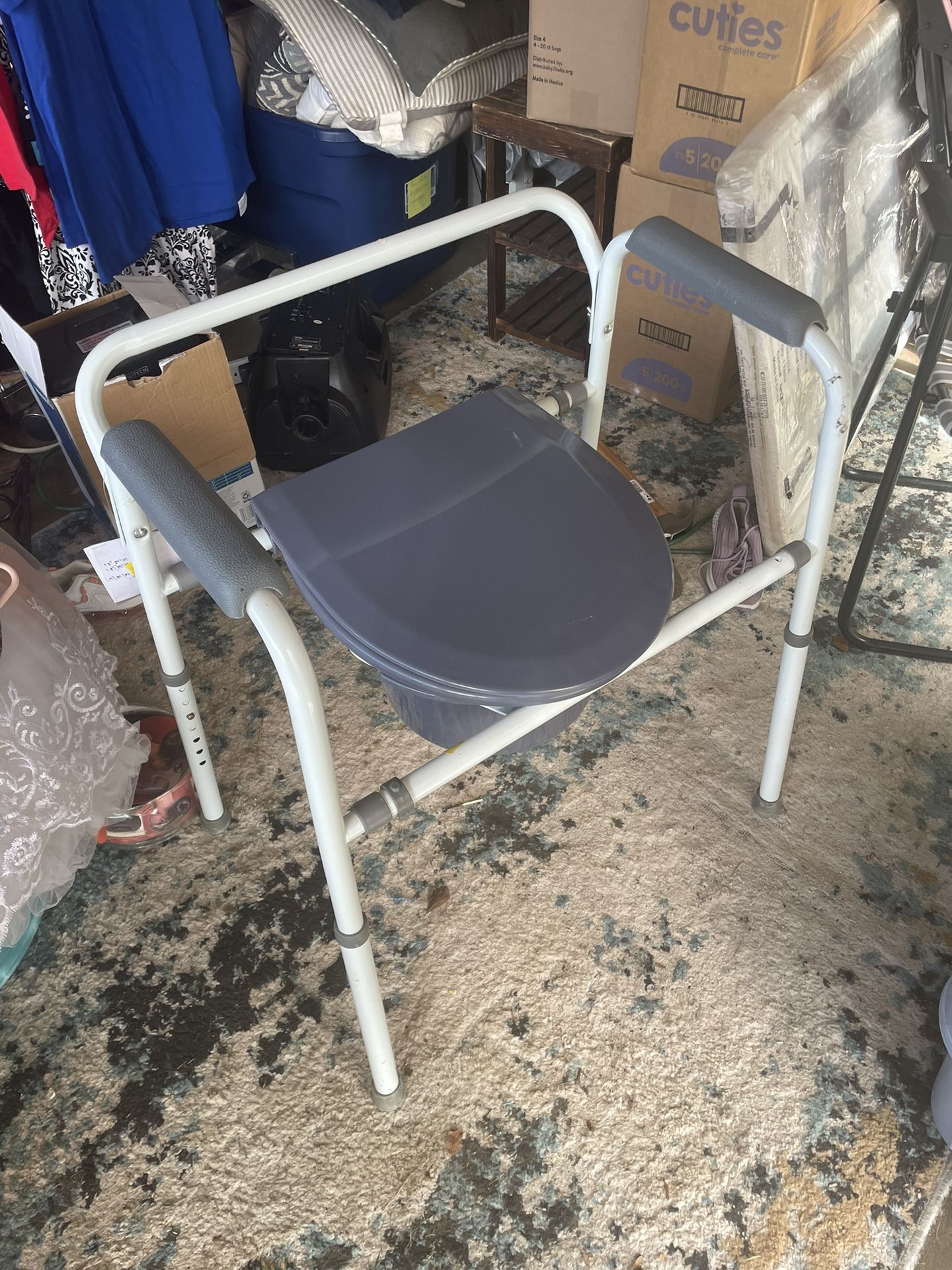 BEDSIDE COMMODE