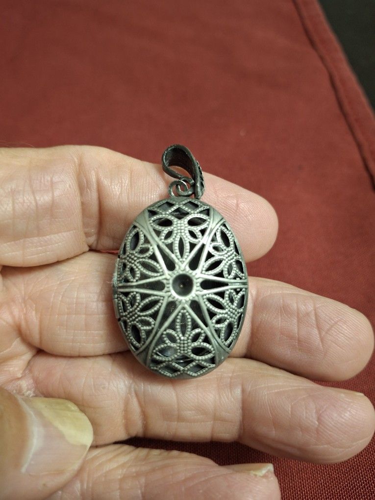 Antiqued Silver Colored Hollow Locket Pendant, Perfect For Aromatherapy Or A Picture