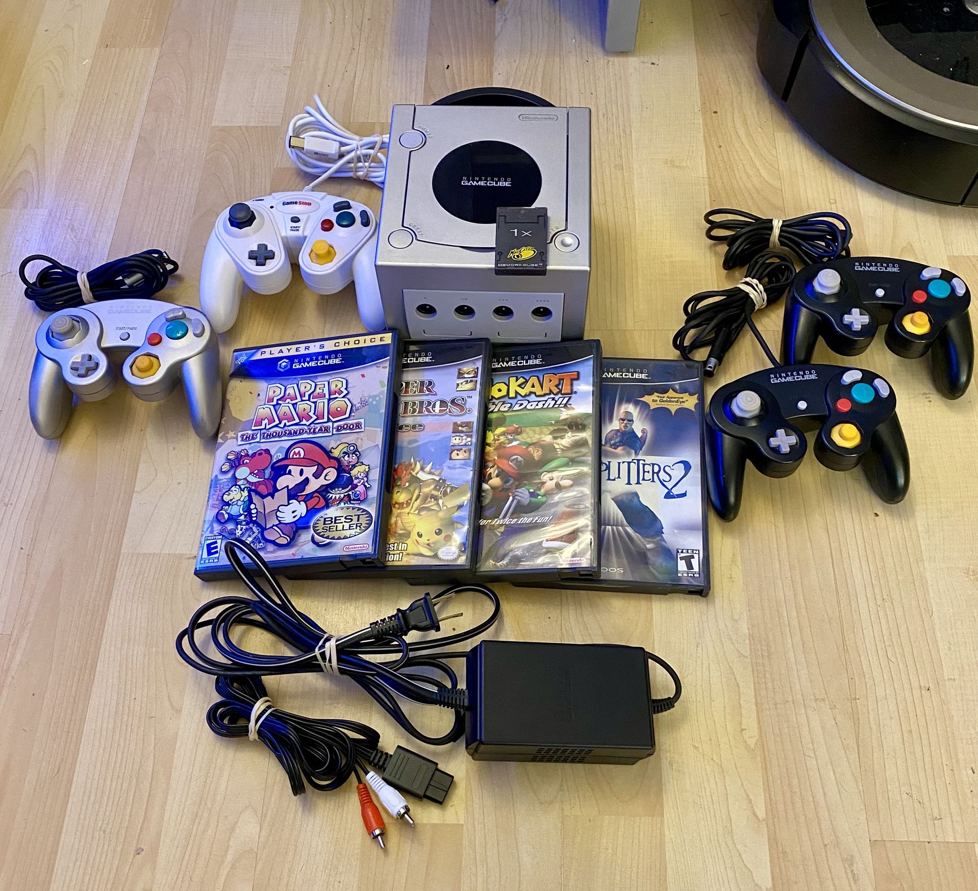 Nintendo GameCube bundle 4 games 4 controllers