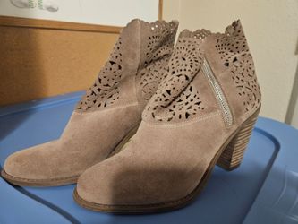 Super cute ankle boots by Jessica Simpson 7.5W