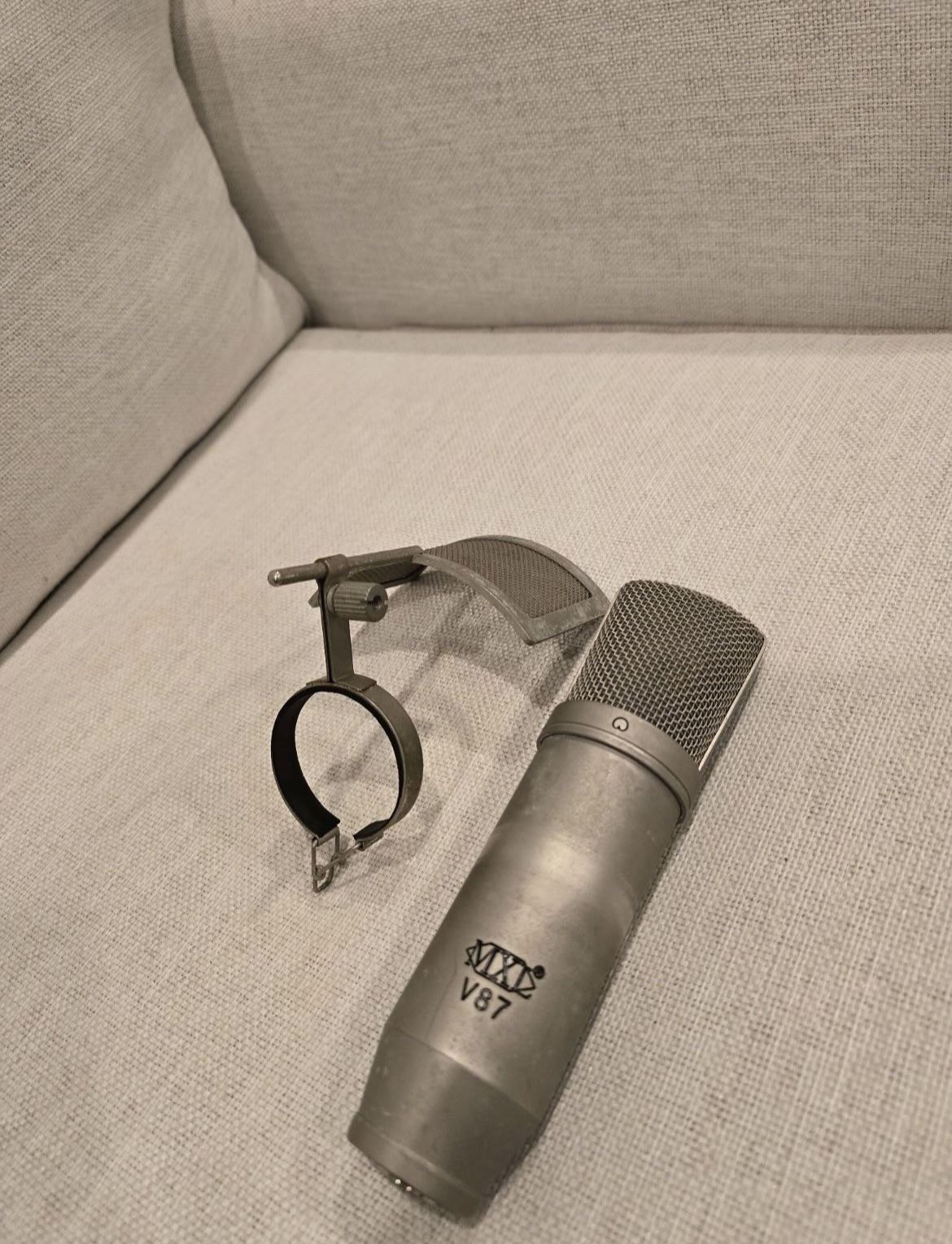 MXL V87 condenser microphone with pop filter