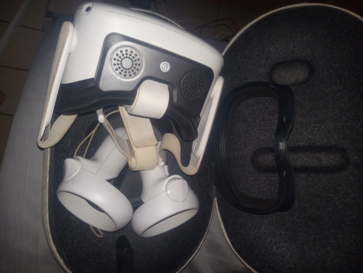 Oculus Quest 2 With The Case And A Fan Built In