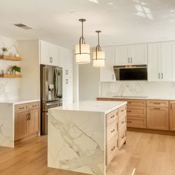 Brand New White Oak Cabinets w Quartz Countertops (10 X 10 Kitchen)