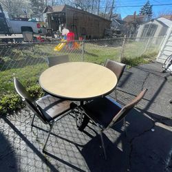 Round Table & Chairs 50$ 