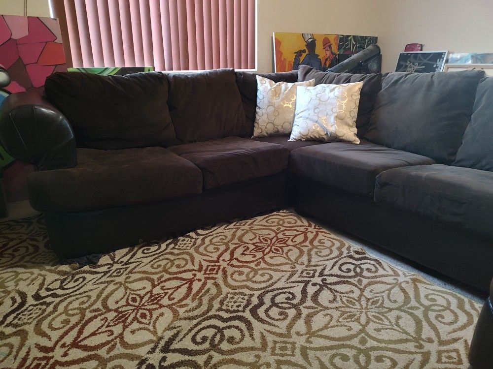Large Sectional Sofa w/ Chaise
