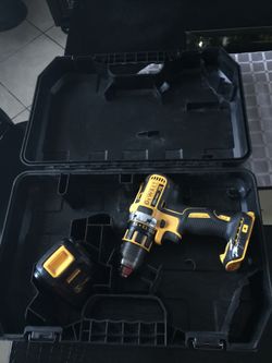 Used dewalt drill & battery NO CHARGER