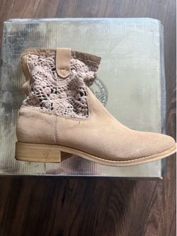 Woman’s  cowboy boots size 8
