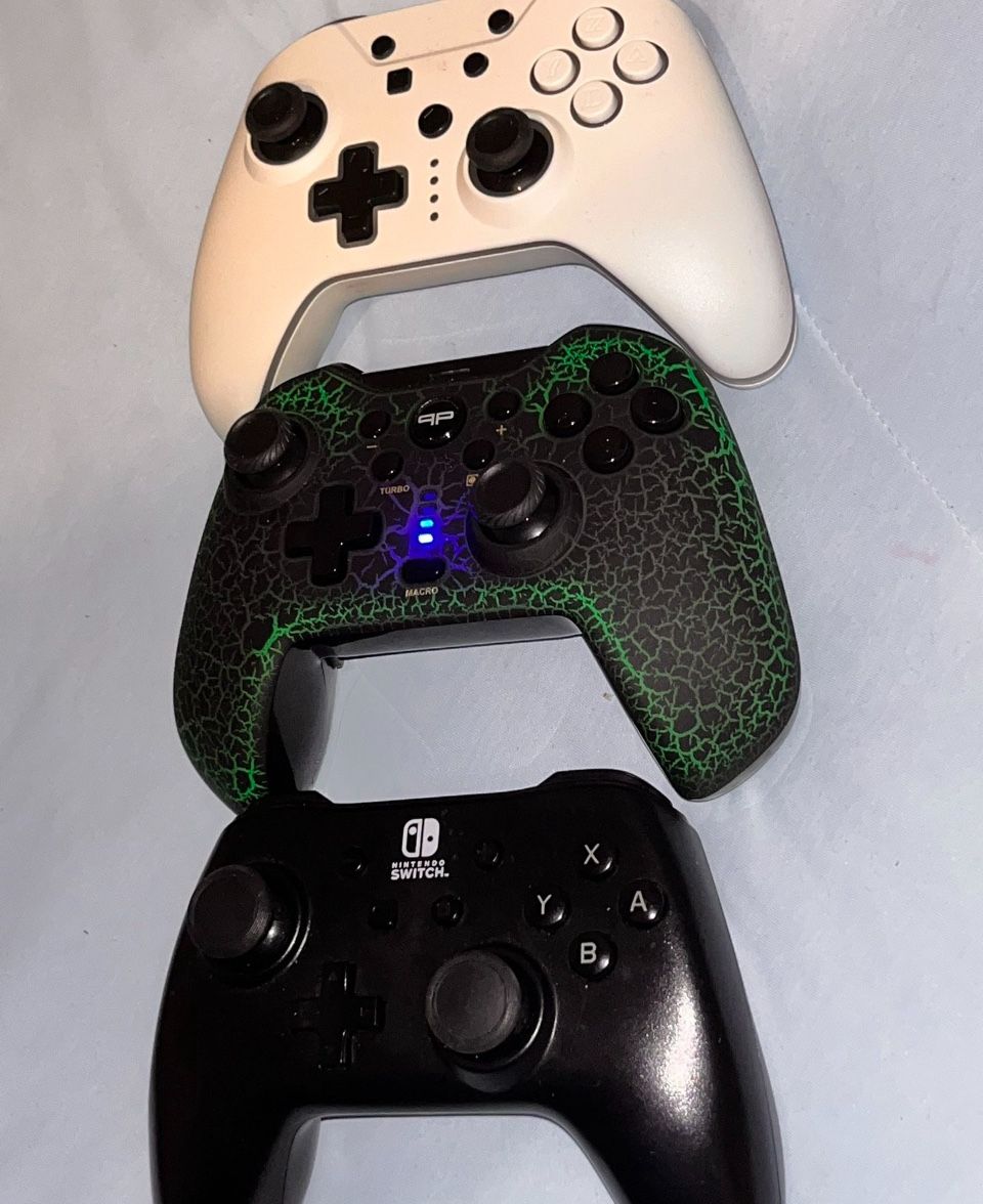 Switch controllers in perfect condition