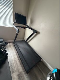 Peloton treadmill perfect condition